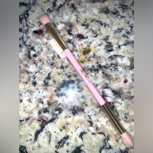 New too faced double ended eye brush $30 - Picture 1 of 2